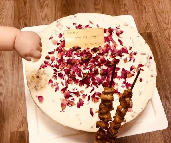 Angelababy晒儿子小海绵玩雪照片,网友感叹绝