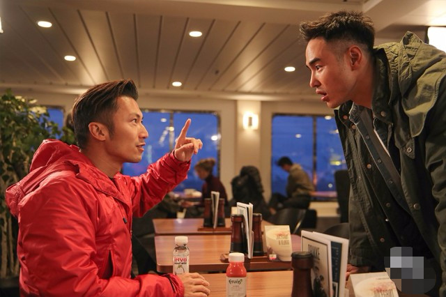 谢霆锋和阮经天终于躺到一张床啦住冰屋开心卧谈