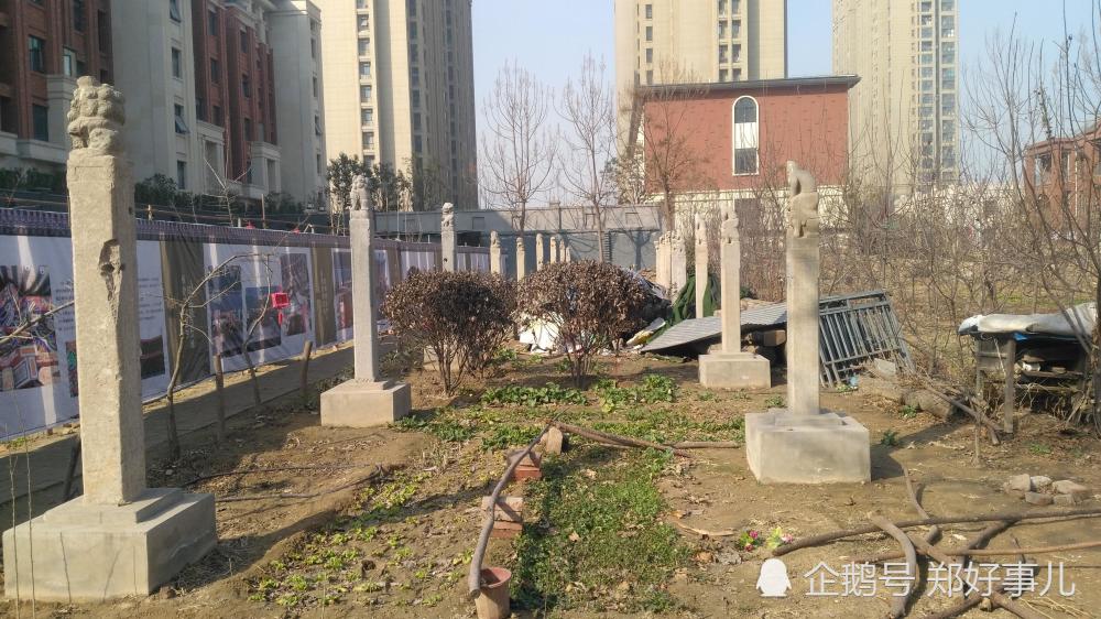 老夫妇将祖传清代古宅内文物放门前供人免费参观