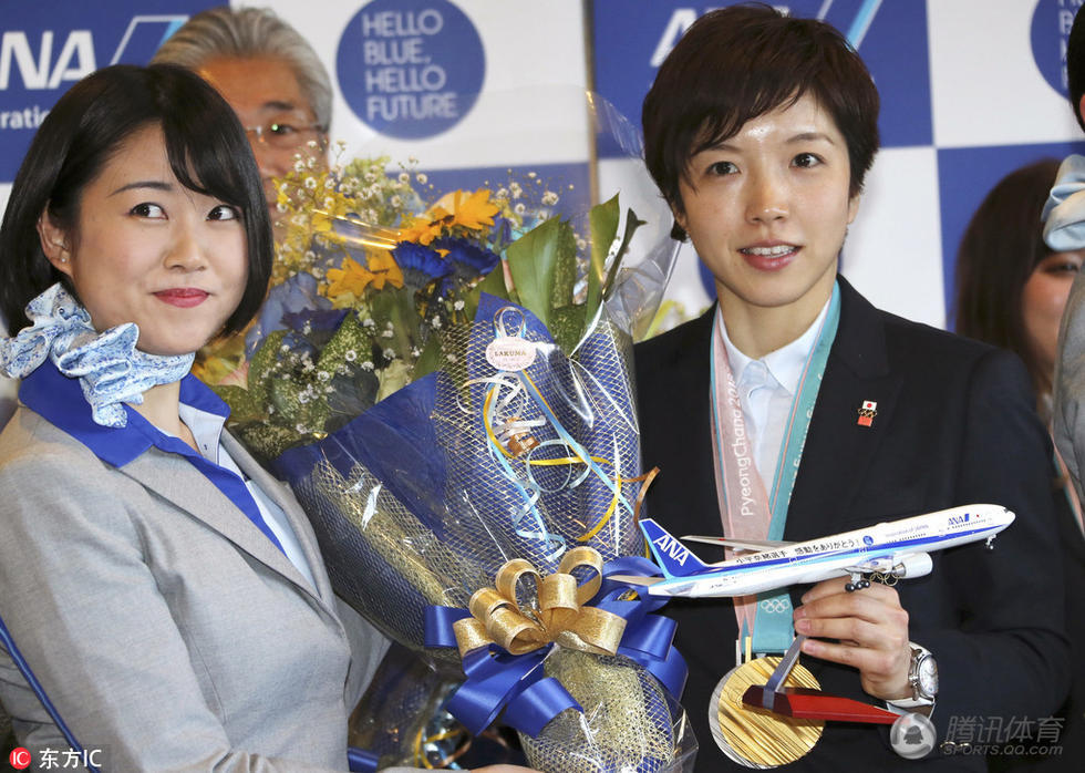 羽生结弦返回千叶大批粉丝捧花迎接