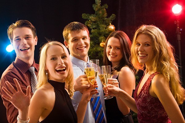 单身男女们也许还没找到另一半,为他们提供约会场景的两款陌生人社交