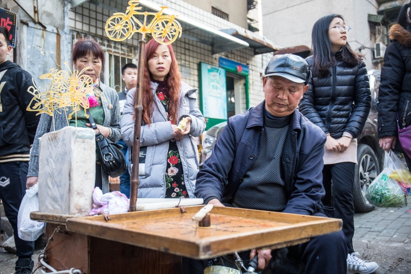 老人卖了一辈子的糖人,从一分钱涨到十块钱,仍是延续着600多年的传统