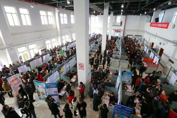 天津泰达人才举办首场招聘会 服务业岗位