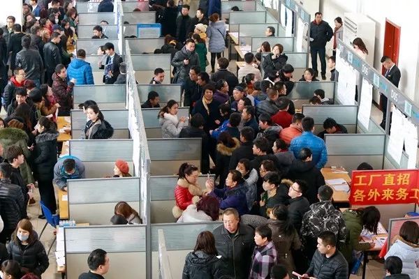 天津泰达人才举办首场招聘会服务业岗位唱