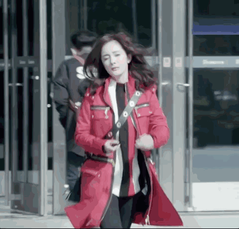 《谈判官》里的杨幂除了和腾格尔撞衫,都种了