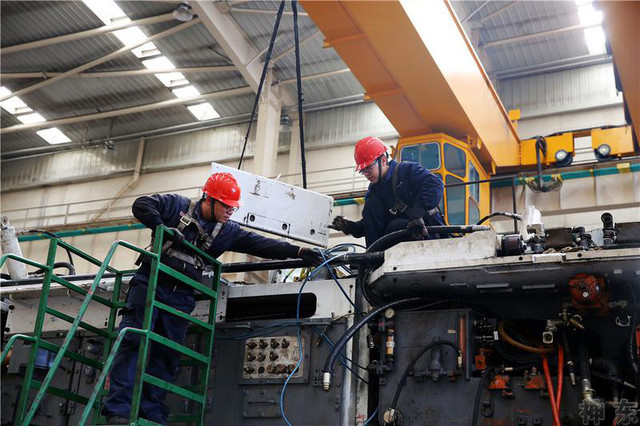 神东88米智能超大采高综采工作面采煤机到货组装