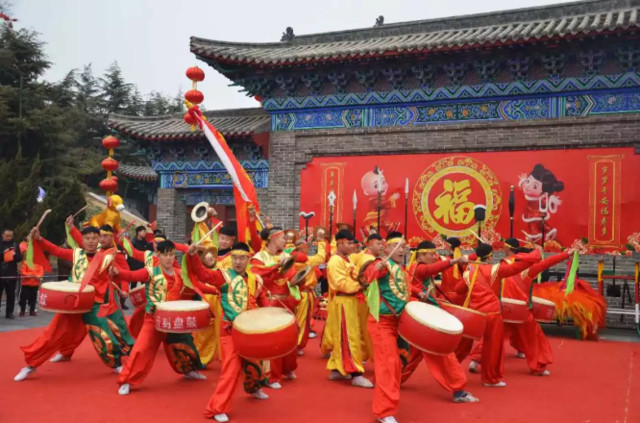 铁树银花闹元宵千年民俗打铁花惊艳亮相万岁山庙会