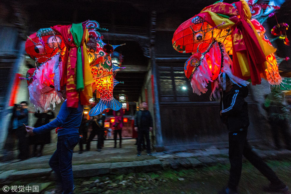 金华舞鱼灯闹新春引众多游客来观赏