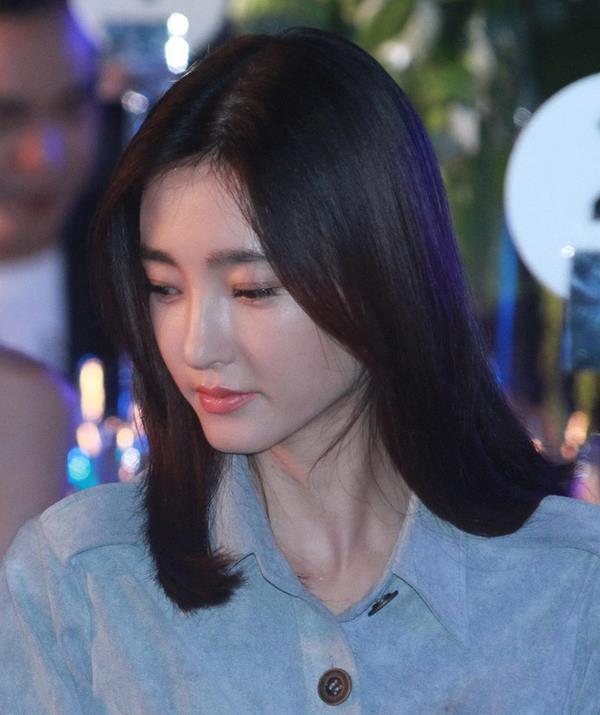 王丽坤参加活动,江疏影的翻版长相不能忍,网友