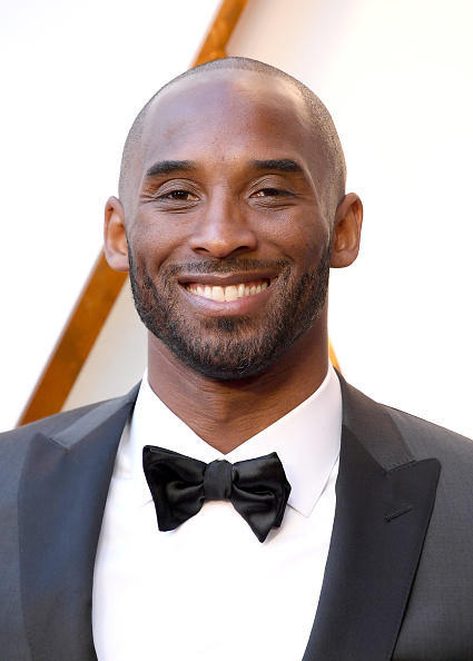 科比携妻亮相奥斯卡西装笔挺笑容满面