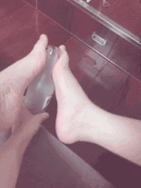 搞笑gif图:招惹鸭就想跑,不追你追谁