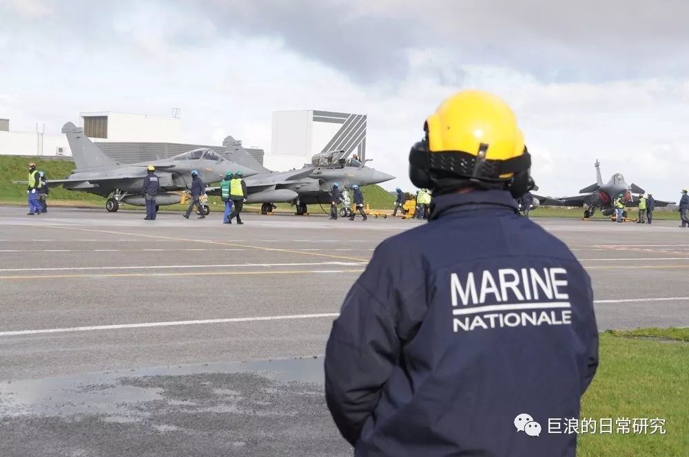 航母正在大修法国海军航空兵只能进行地面训练