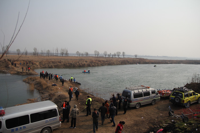 河南:黄河孟津段两名钓鱼者溺水身亡,洛阳神鹰救援队冷风中搜寻
