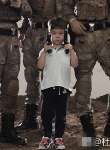 杜江晒蛟龙小队合影,萌娃嗯哼持双枪超抢镜