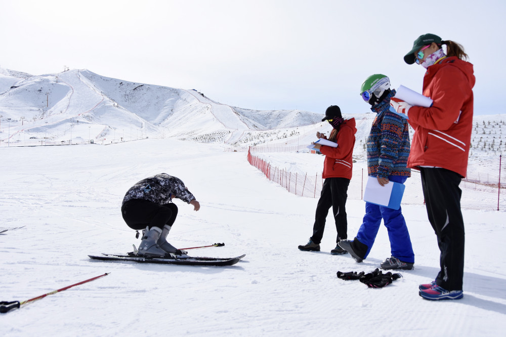 告别 无证上岗 新疆滑雪教练迎来 大考 腾讯网