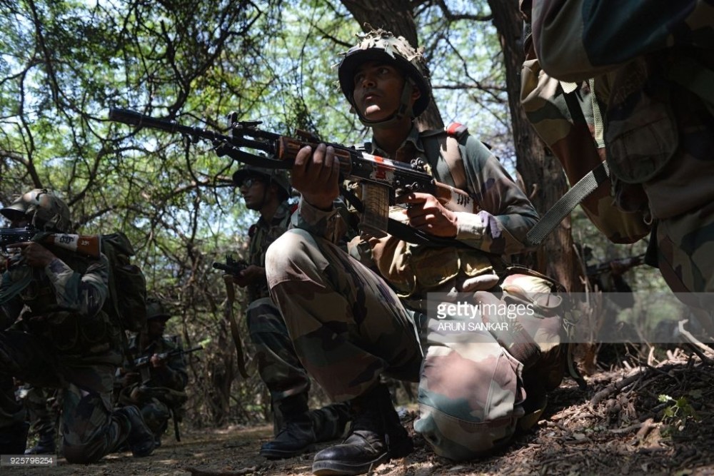 印度軍校學員進行戰術實踐和對抗演習 擺拍姿勢挺專業的