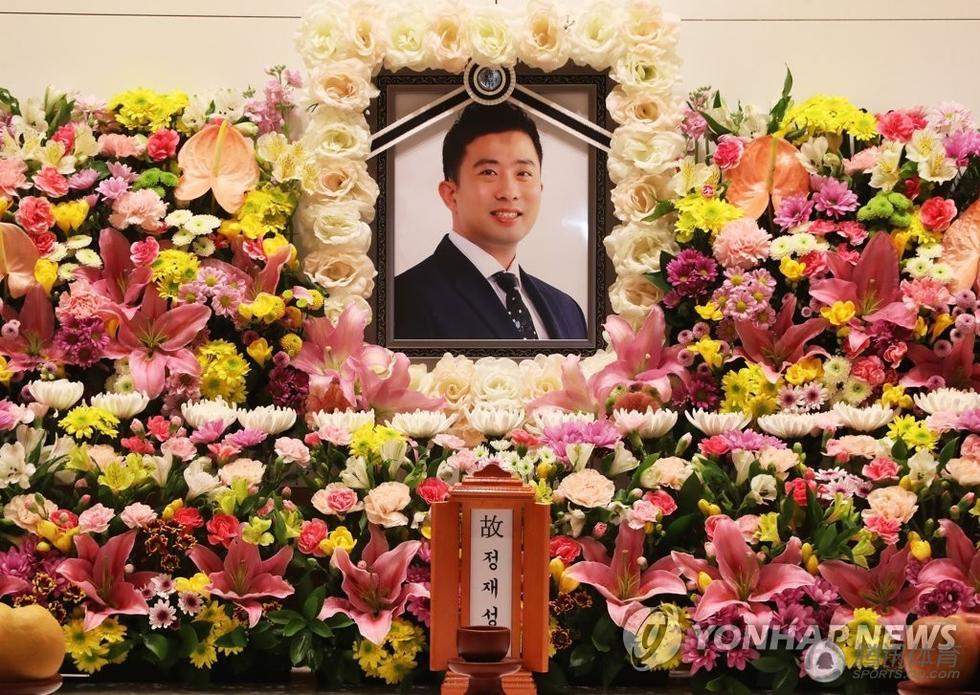 韩羽球男双名将郑在成葬礼举行 李龙大表情沉重