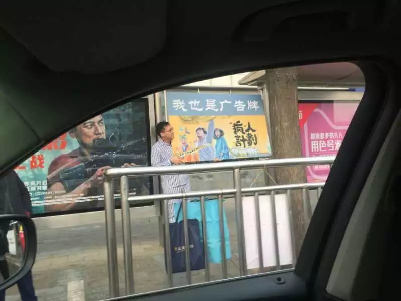 宣发经费剩36块,导演街头"卖片",告诫同行:千万别拍网大