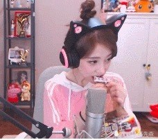 百万人围观冯提莫吃鸡 80发子弹竟全部射空