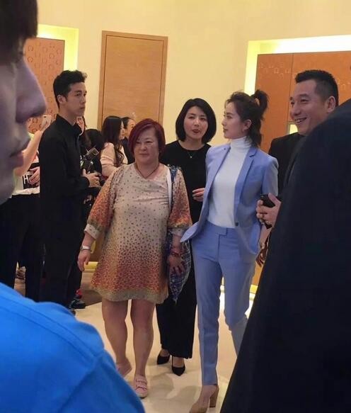 刘诗诗出席活动总裁范十足,网友:脸胖了一圈难