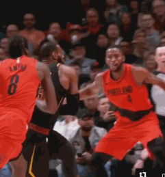 詹皇惊天隔扣队友震惊欢呼本场比赛双方首发阵容——开拓者:利拉德,麦