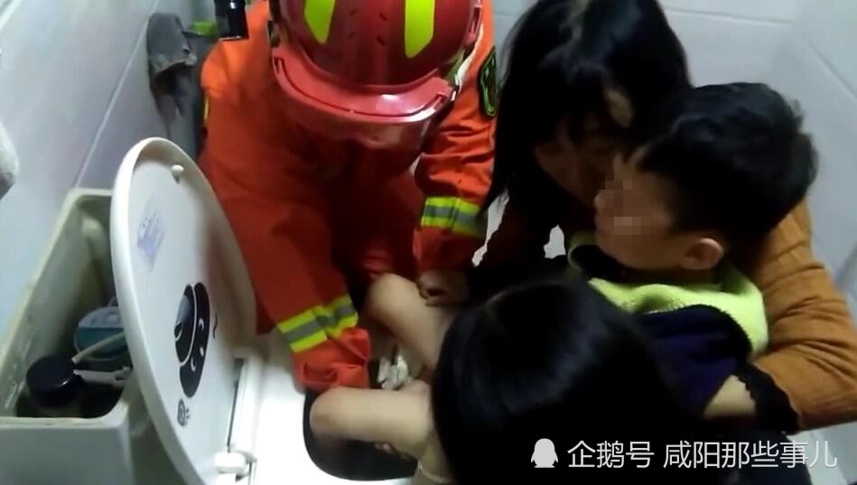 咸阳彬县一名5岁男童脚被卡马桶 哭喊别砸它