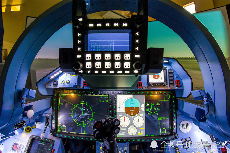 J16座舱首度公开,两大先进技术足以藐视苏35航