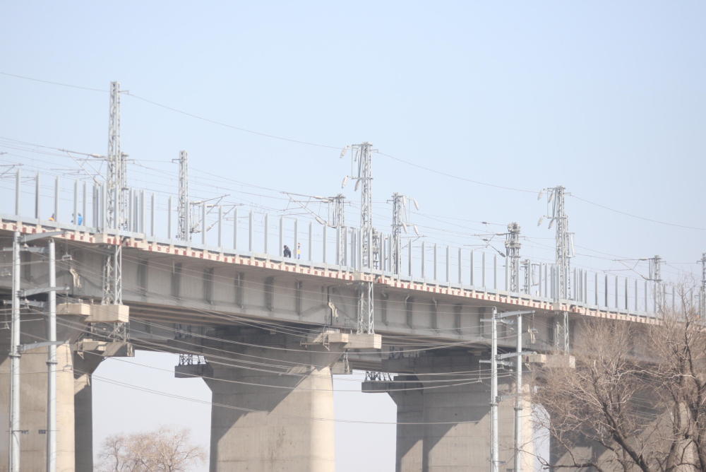 哈佳铁路哈尔滨特大桥,电气化设施已完装完成