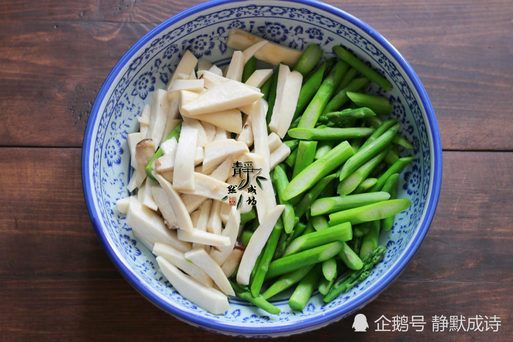 4,热锅热油,炝香蒜片.