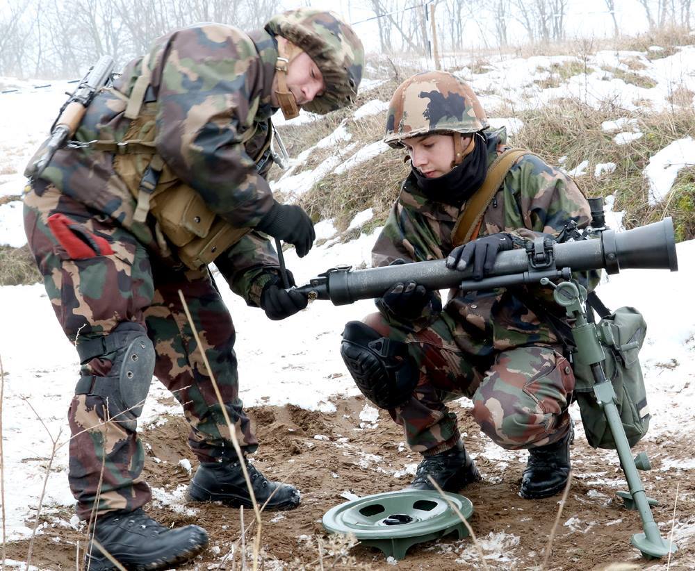 匈牙利陆军60毫米迫击炮实弹演练这武器深受步兵喜爱