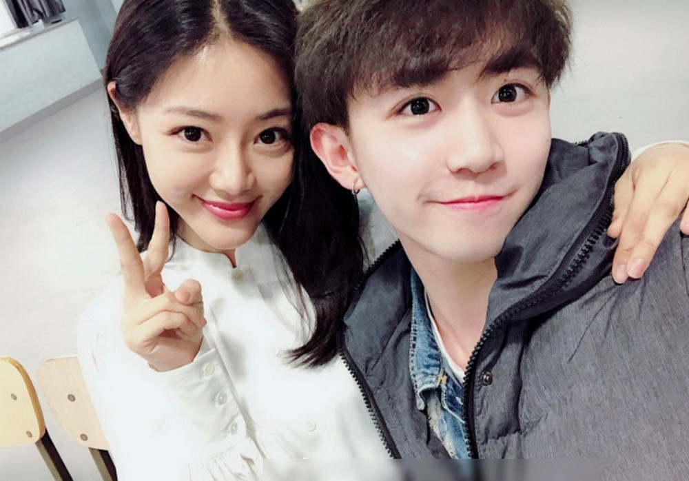 邓家佳现身笑容甜美自然 一脸素颜皮肤好似少女