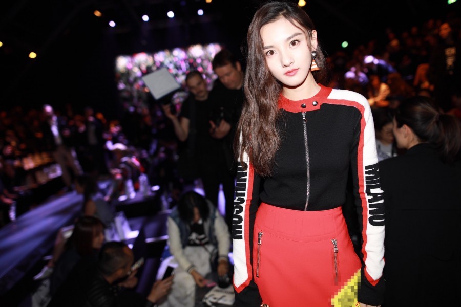 同样是花裙子,宋祖儿诡异形体让人皱眉,谁叫她