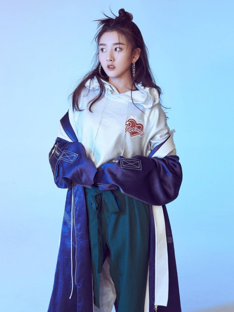 同样是花裙子,宋祖儿诡异形体让人皱眉,谁叫她