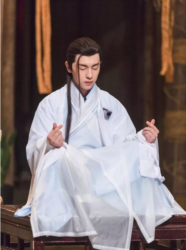 《我是大侦探》邓伦花式比心功魔性洗脑 网友