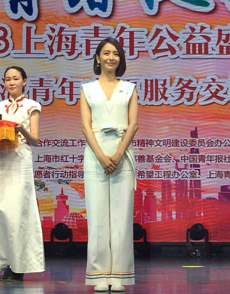 星爸佟吉生分享佟丽娅活动美照,大赞女儿好样的