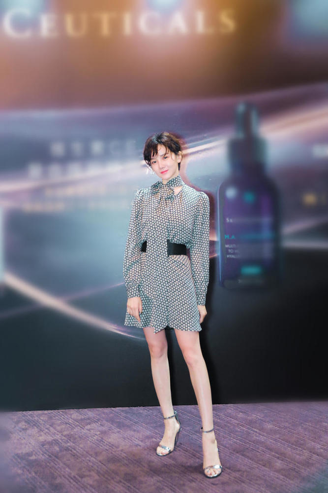 现场陈小纭身着印花长裙惊艳,慵懒短发搭配银色高跟鞋,手包和戒指点缀