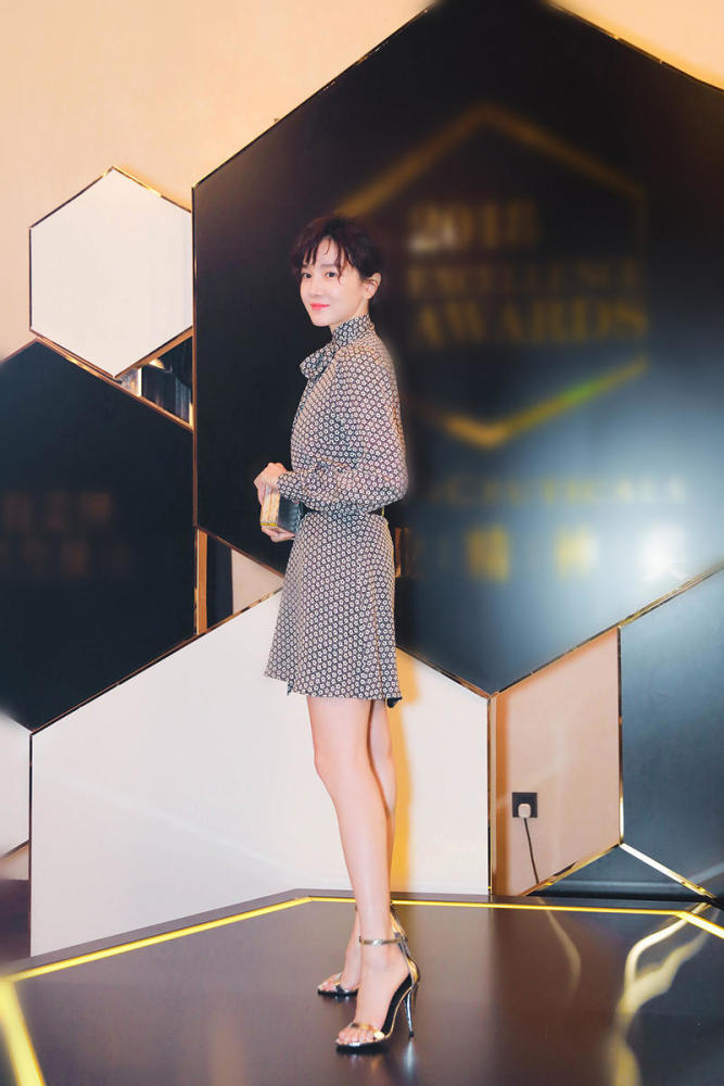 现场陈小纭身着印花长裙惊艳,慵懒短发搭配银色高跟鞋,手包和戒指点缀