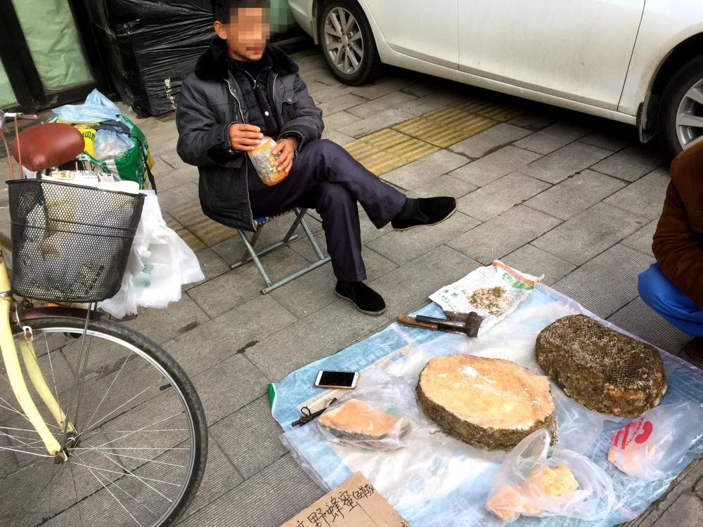 农民路边卖"稀罕物"40元一斤,因像石头人们只看不买怕上当