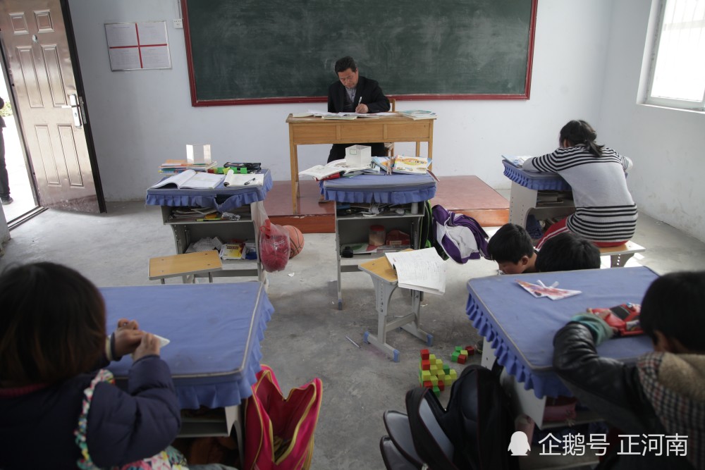 独臂老师扎根山区执教32年 左手写英文堪比印刷体