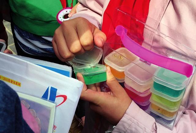 西安街头三无水晶泥卖得火误食会中毒