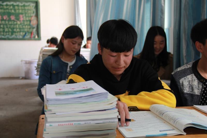 学子楷模"的锦旗亲手交到了校长手里,刘仕伟说"感谢吐祥中学培