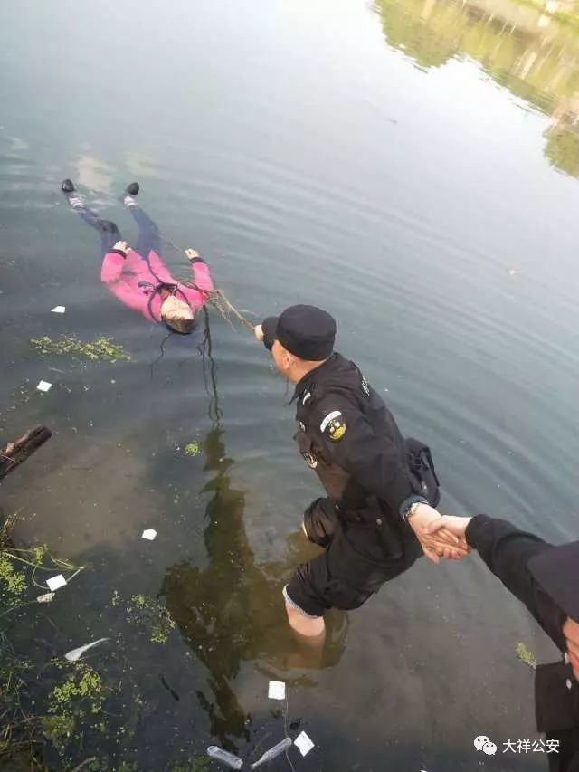 邵阳一女子在沿江桥头跳河轻生民警奋勇相救