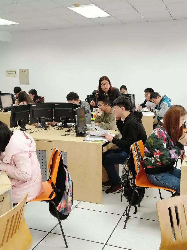 让学生用字谜游戏学英语,浙大女教授这么做创