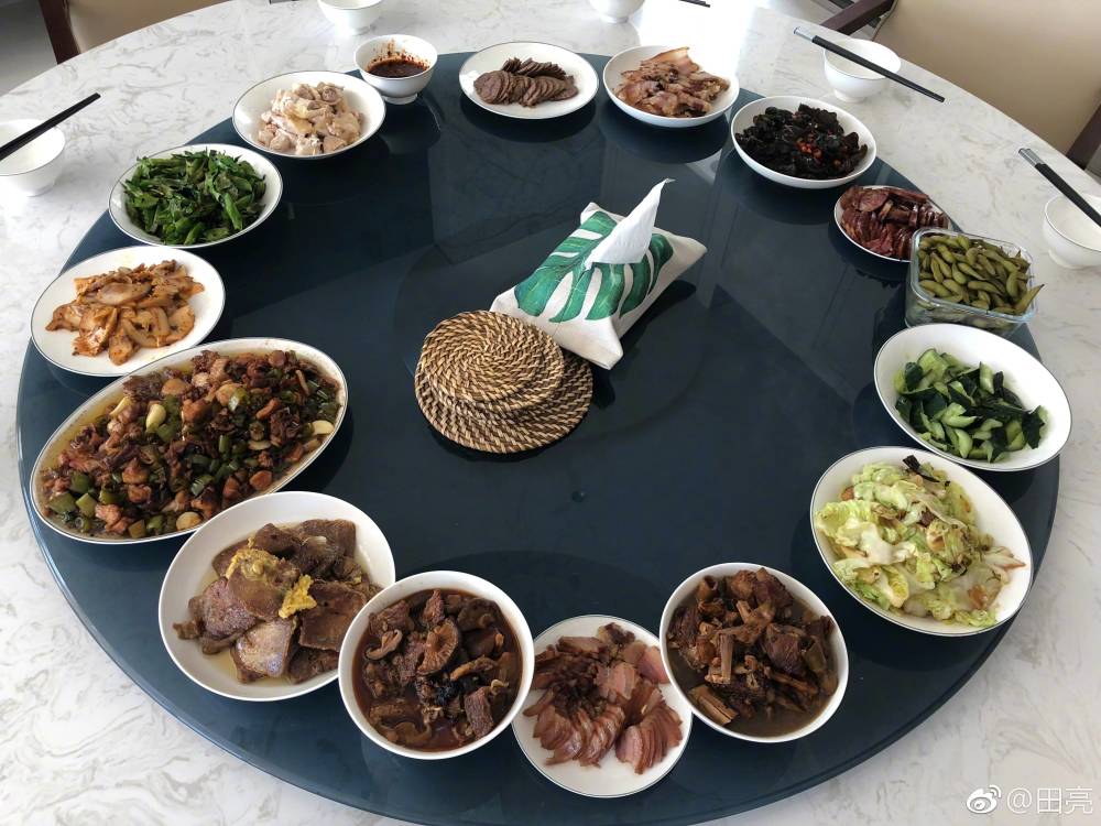 田亮一家晚饭吃十五道菜 有荤有素搭配很好