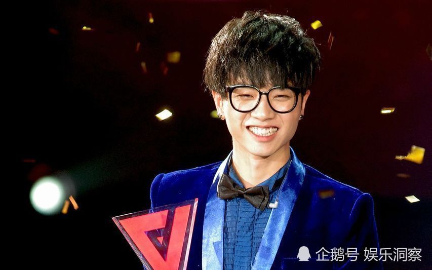 沈梦辰晒合照,风头却被华晨宇的"内八"抢了去,网友:太细了吧