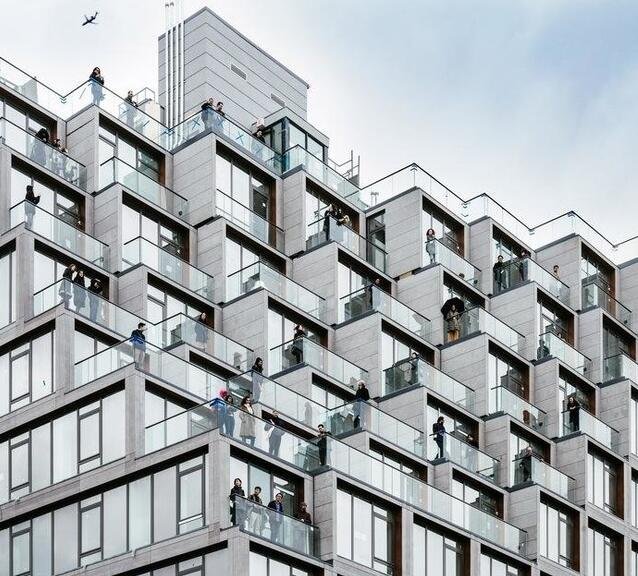 退台式的设计并不是从一楼开始的,而是中间楼层,一直延伸到顶层,从