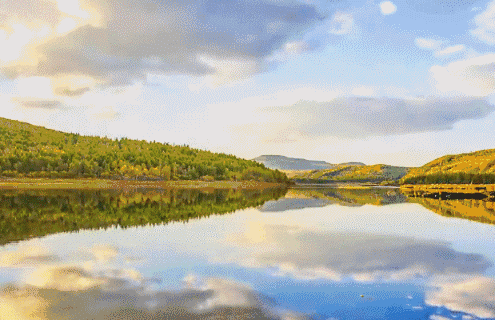 它的美,大气,纯粹 可以让人瞬间安静下来 最美的风景,在路上 抛开城市