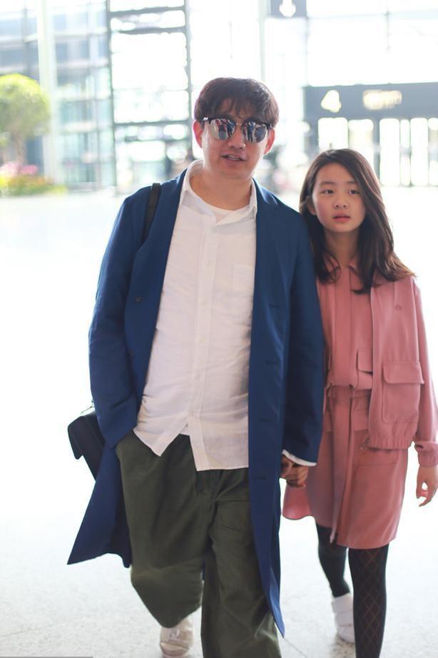 磊父女机场近照,女儿长发飘飘亭亭玉立 身高追