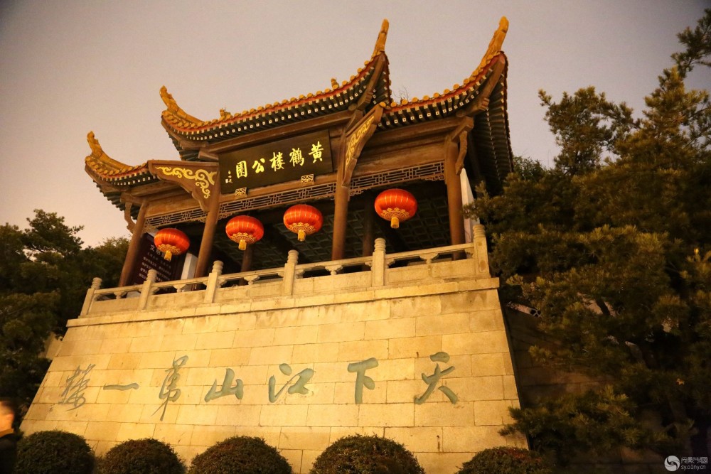 此诗被列为唐诗七律之首,让黄鹤楼名声大噪,令李白眼前有景道不得