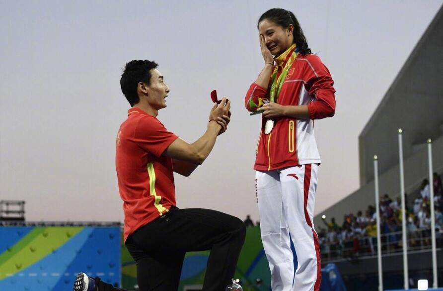 奥运会秦凯向何姿求婚的感人一幕奥运冠军秦凯和何姿婚前拟购买一套
